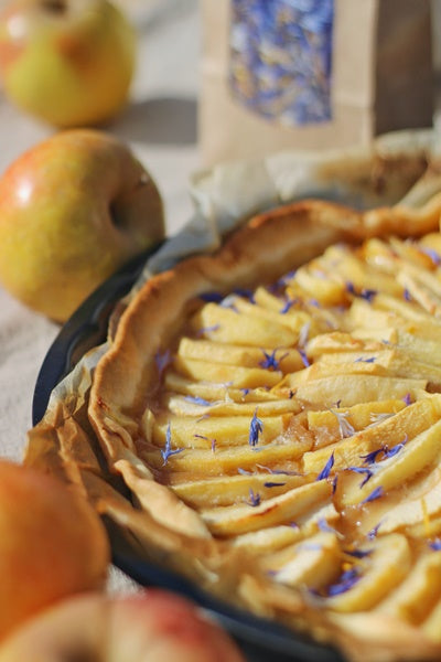 pétales de fleurs comestibles sur une tarte aux pommes